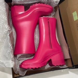 NWT fucsia pink rain boots ankle INC brand new 3” heel lug sole side zipper 7